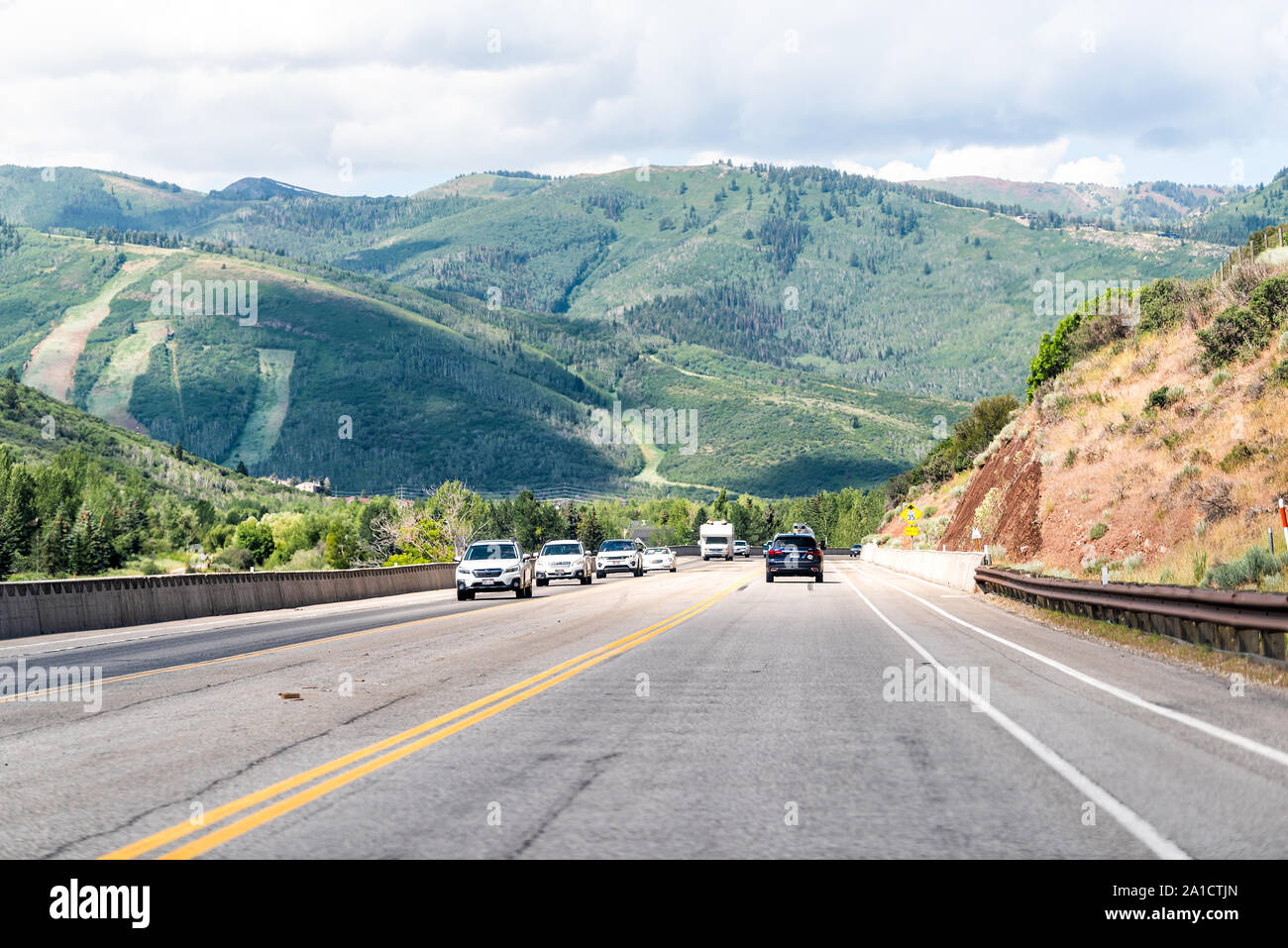 Wanship, USA - 25. Juli 2019: Park City Bereich auf der Interstate Highway 80 oder 189 mit Autos fahren auf der Straße von Bergen Stockfoto