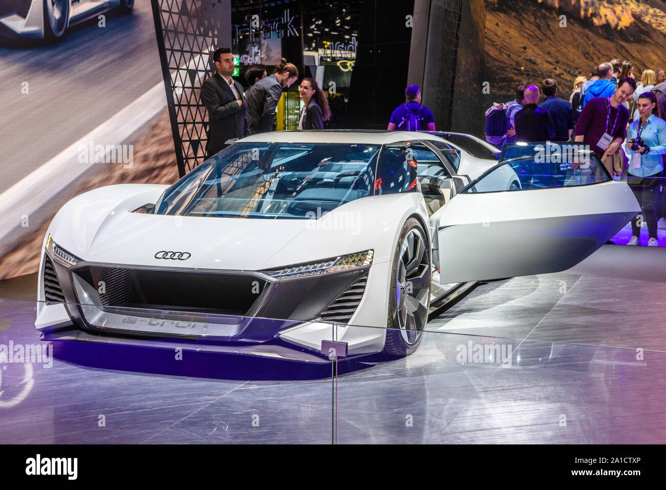 FRANKFURT, Deutschland - September 2019: Weiße elektrische PB 18 Audi e-tron Concept coupé Auto, Iaa Auto Ausstellung. Stockfoto