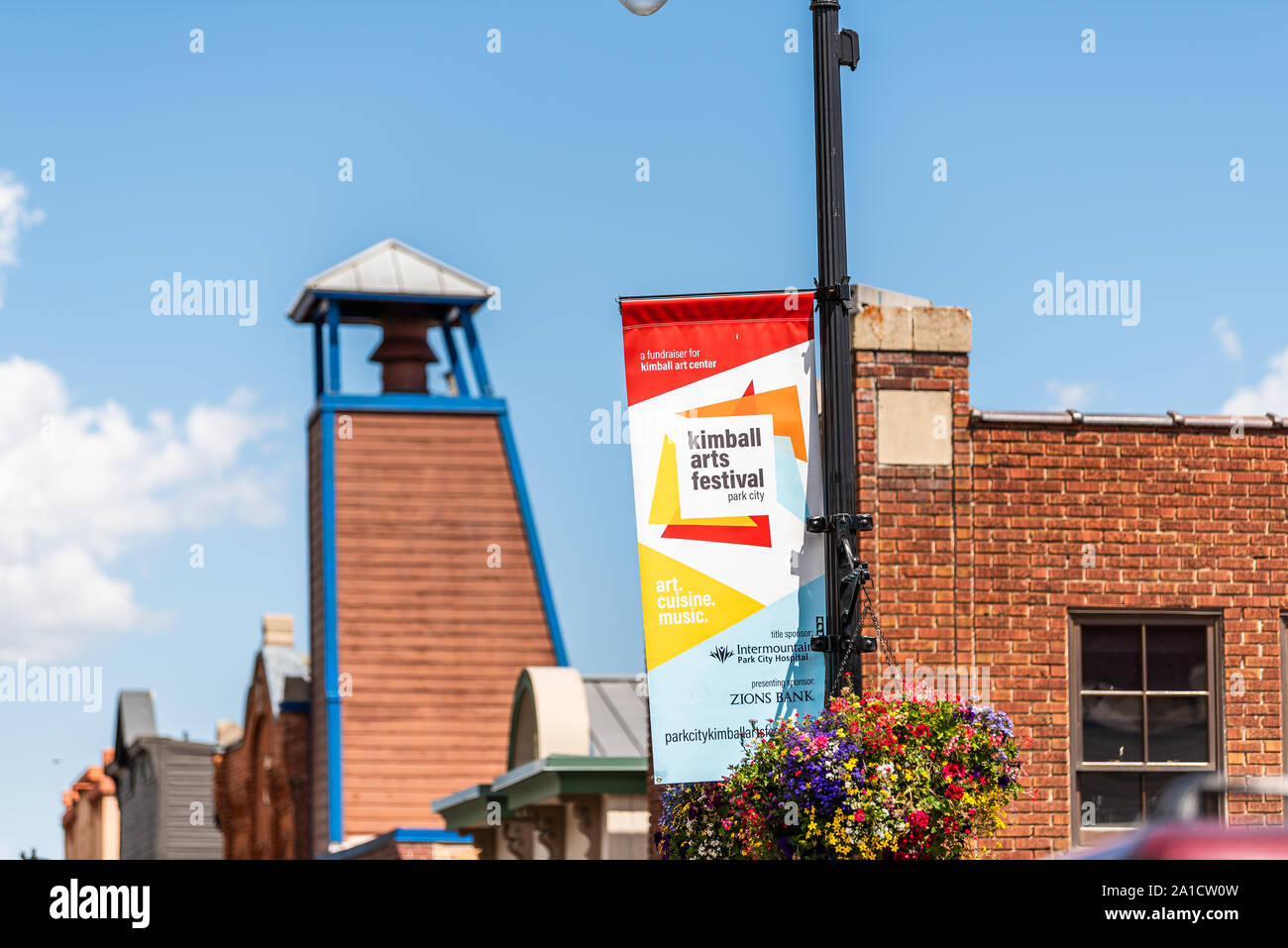 Park City, USA - 25. Juli 2019: Skiort in Utah im Sommer mit der historischen Innenstadt und Banner mit Vorzeichen closeup für Arts Festival Stockfoto