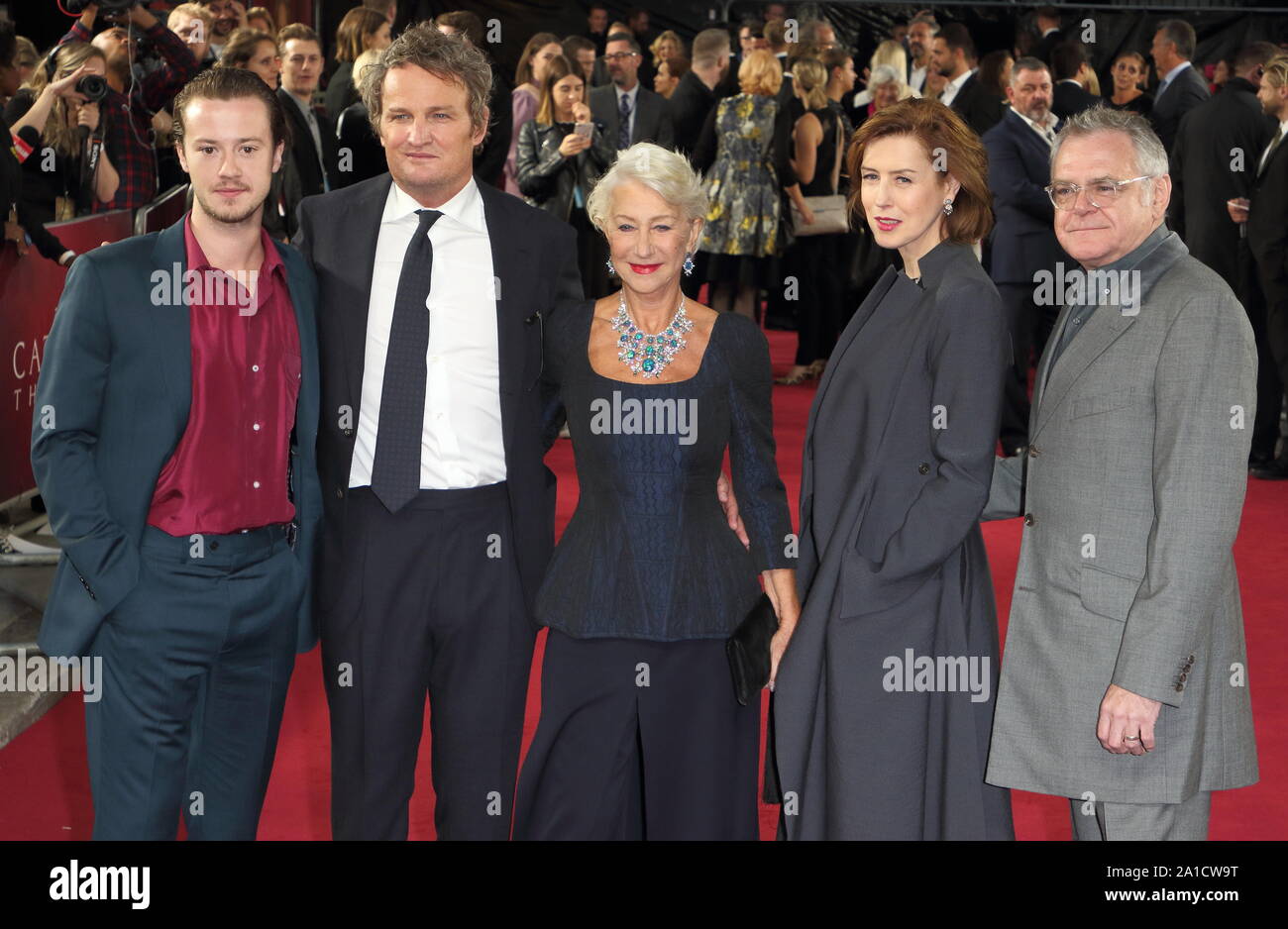 London, Großbritannien. 25 Sep, 2019. (L und R) Joseph Quinn, Jason Clarke, Dame Helen Mirren, Gina McKee und Kevin McNally auf dem roten Teppich in den Himmel Atlantik Start ihrer neuen TV-Serie Katharina die Große im Curzon Mayfair, London Quelle: SOPA Images Limited/Alamy leben Nachrichten Stockfoto