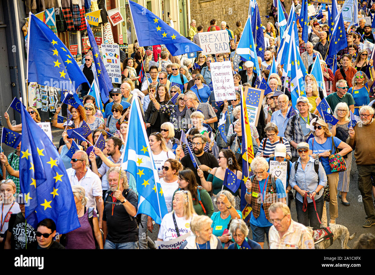 Die Demonstranten Plakate und Fahnen während des march.Organized durch Europäische Bewegung in Schottland sowie Edinburgh für Europa, Demonstranten auf die Straßen von Edinburgh zu verlangen MPs widerrufen Artikel 50 Um zu verhindern, dass ein Nicht-Regeln, und dass die EU teilt, ein Begriff, den Klimawandel zu bekämpfen. Stockfoto