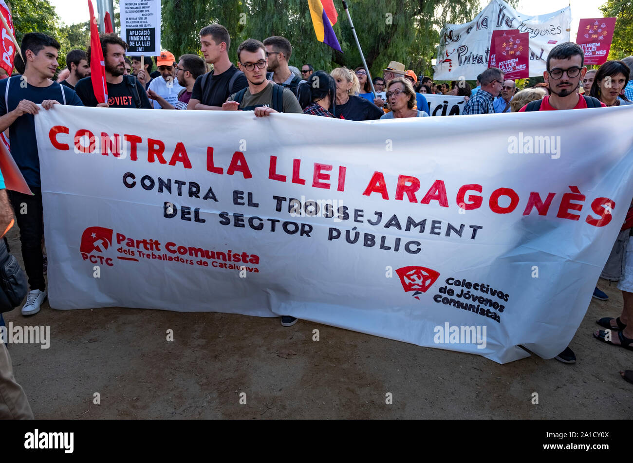 Barcelona, Spanien. 25 Sep, 2019. Die jungen Kommunistischen Kollektiv gegen Aragonés Gesetz banner während des Protestes. Öffentliche Arbeitnehmer haben vor dem Parlament von Katalonien gegen Aragonés Gesetz gezeigt (Gesetz über Verträge über Dienstleistungen für Menschen). Dieses neue Gesetz verlässt die Türen zu den Privatisierungen der öffentlichen Dienste zu öffnen. Credit: SOPA Images Limited/Alamy leben Nachrichten Stockfoto