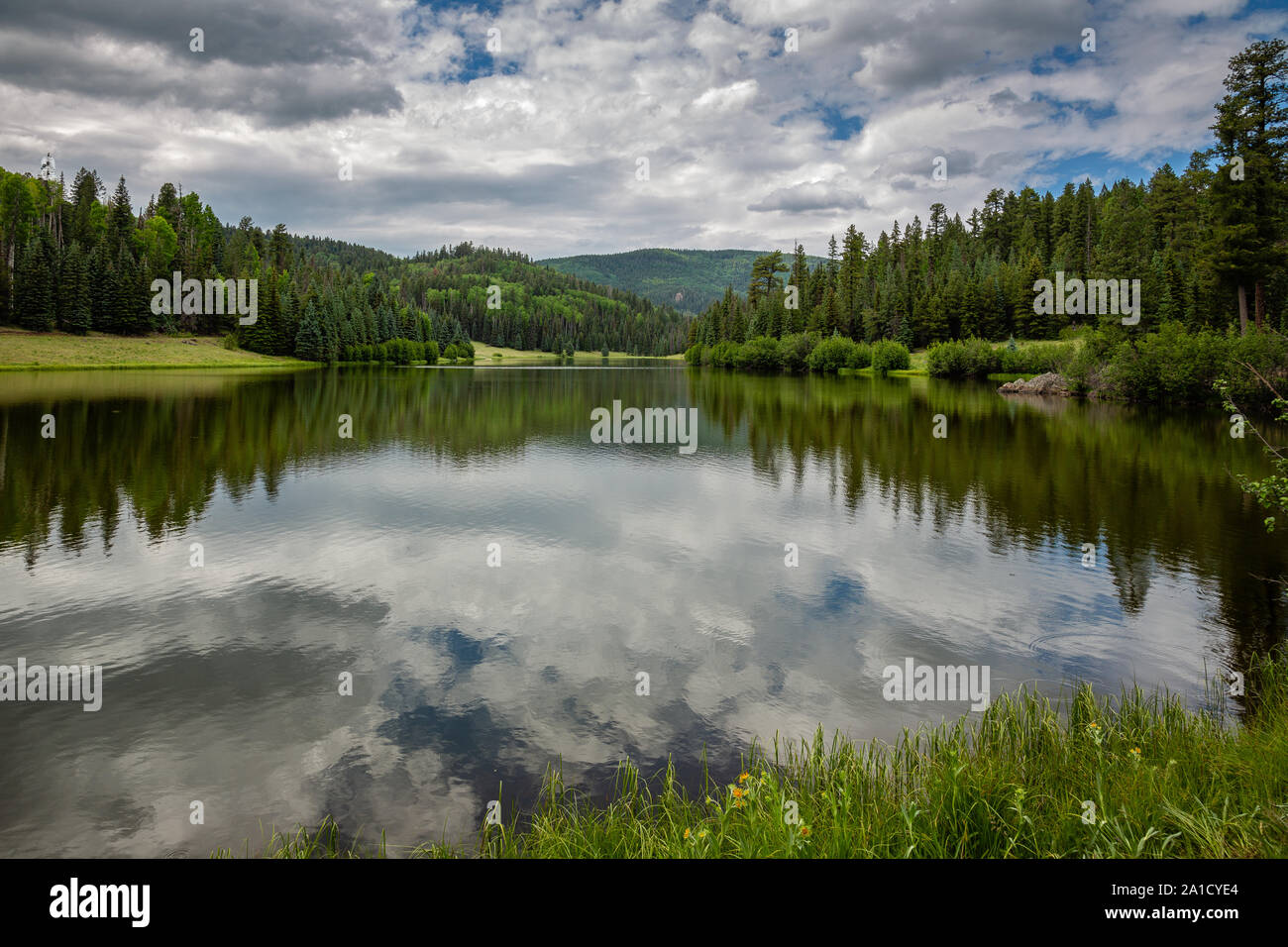 Hurricane See spiegelt sich der Himmel im Land der Weißen Berge von East Central Arizona. Stockfoto