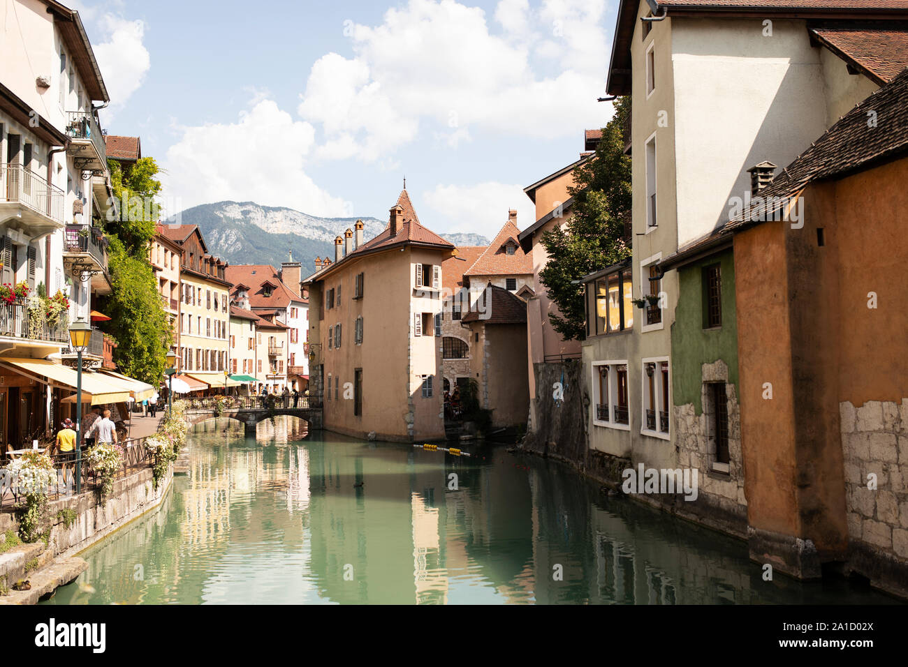 Blick auf den Kanal Le Thiou von der Brücke Pont Morens in der Altstadt von Annecy, Frankreich. Stockfoto