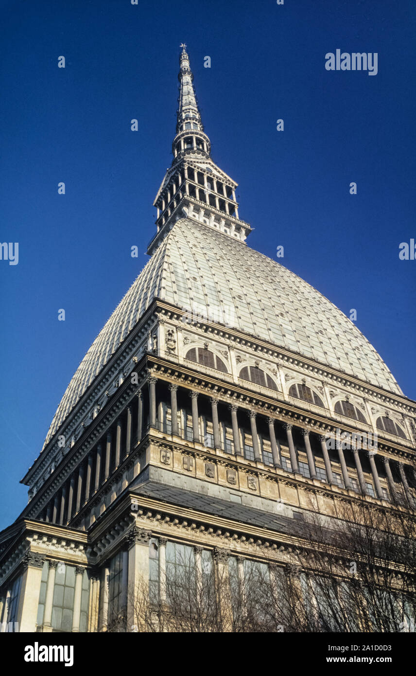 Die Mole Antonelliana (ital. Mole: großes Bauwerk) ist ein Wahrzeichen der italienischen Stadt Turin. Der pavillonartige Bau mit seinem hohen, si Stockfoto