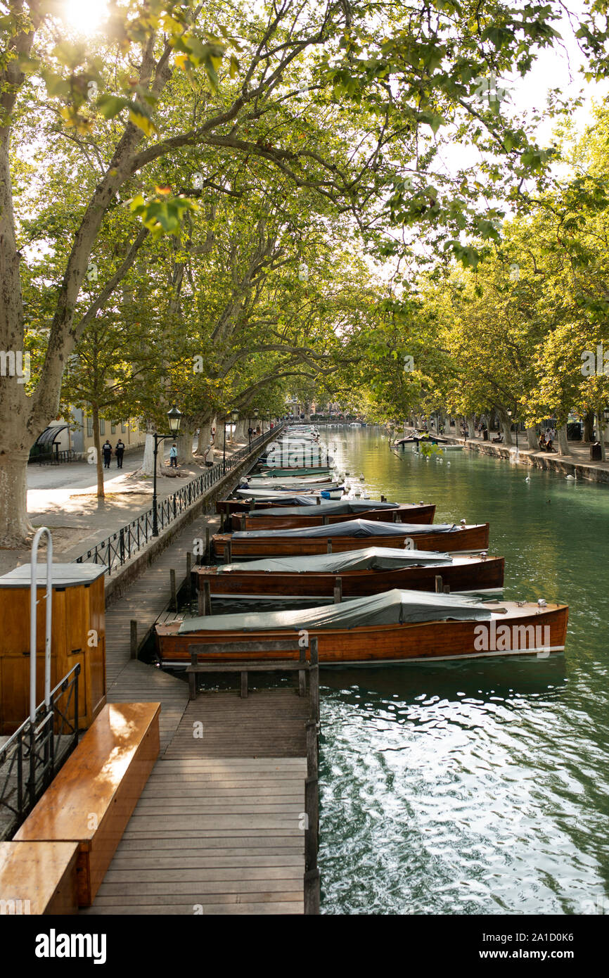 Boote entlang des Canal du Vassé vom Pont des Amours gesehen an einem Sommertag in Annecy, Haute-Savoie, Auvergne-Rh ône-Alpes, Frankreich. Stockfoto