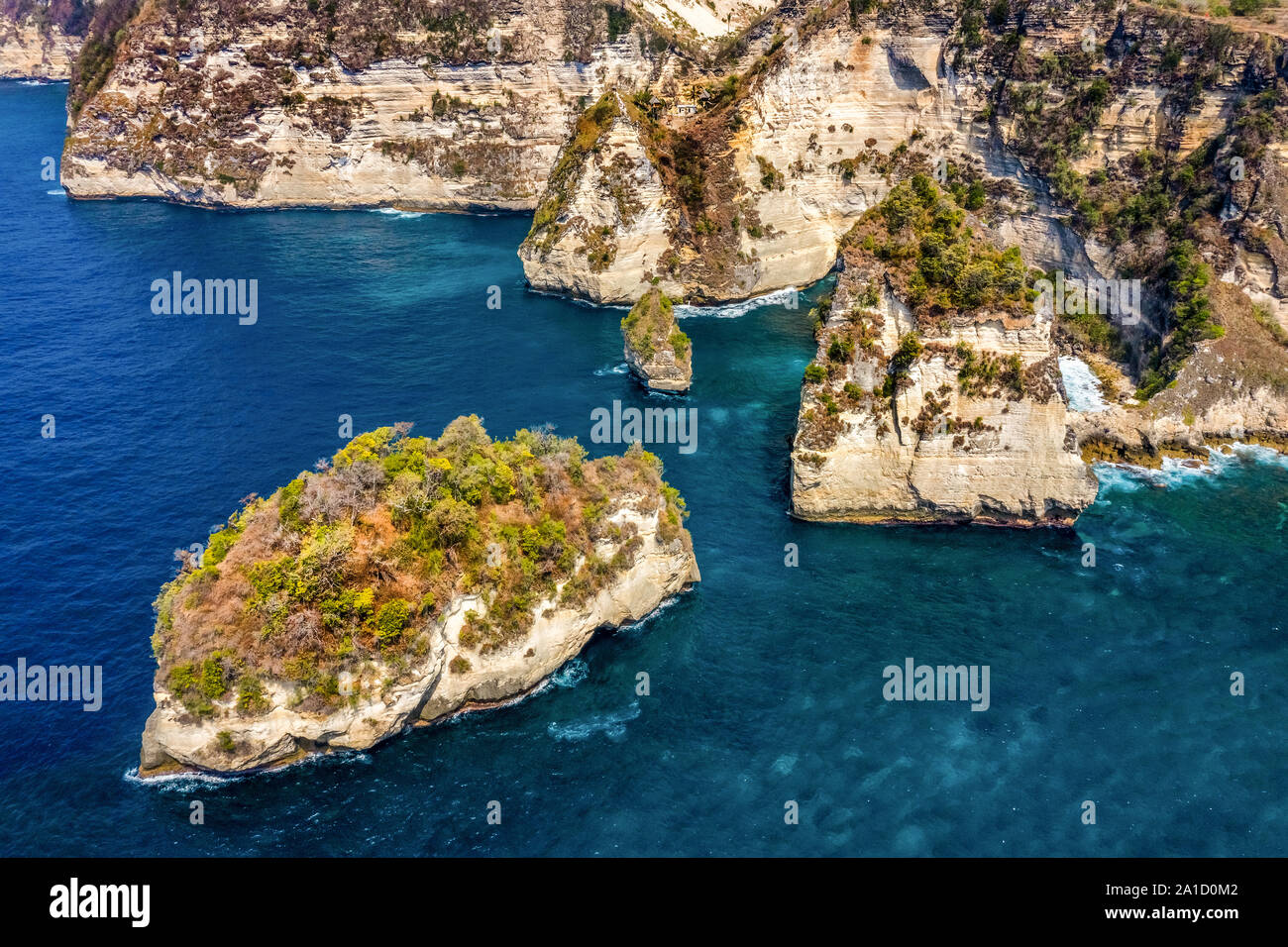 Herrlichen Blick auf die einzigartigen natürlichen Felsen. Atuh Strand im Osten der Insel Nusa Penida, Bali, Indonesien. Luftaufnahme. Stockfoto