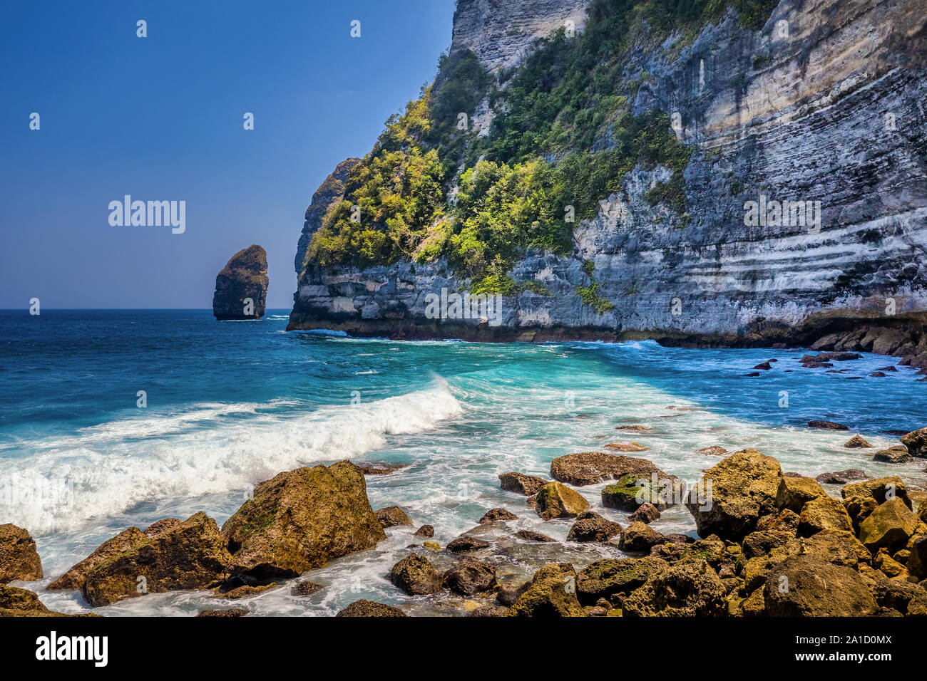 Herrlichen Blick auf die einzigartigen natürlichen Felsen. Atuh Strand im Osten der Insel Nusa Penida, Bali, Indonesien. Luftaufnahme. Stockfoto