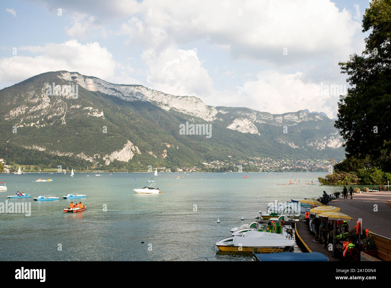 Boote im Sommer entlang des Quai de La Tournette auf dem Lac d'Annecy in Annecy, Haute-Savoie, Auvergne-Rh ône-Alpes, Frankreich. Stockfoto