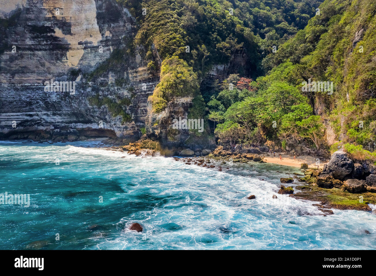 Herrlichen Blick auf die einzigartigen natürlichen Felsen. Atuh Strand im Osten der Insel Nusa Penida, Bali, Indonesien. Luftaufnahme. Stockfoto