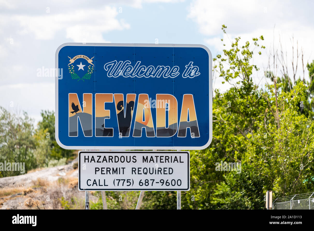 Wendover, USA - 27. Juli 2019: Nevada City in der Nähe von Bonneville Salt Flats in Utah willkommen bei Tag mit Zeichen auf der Autobahn Stockfoto