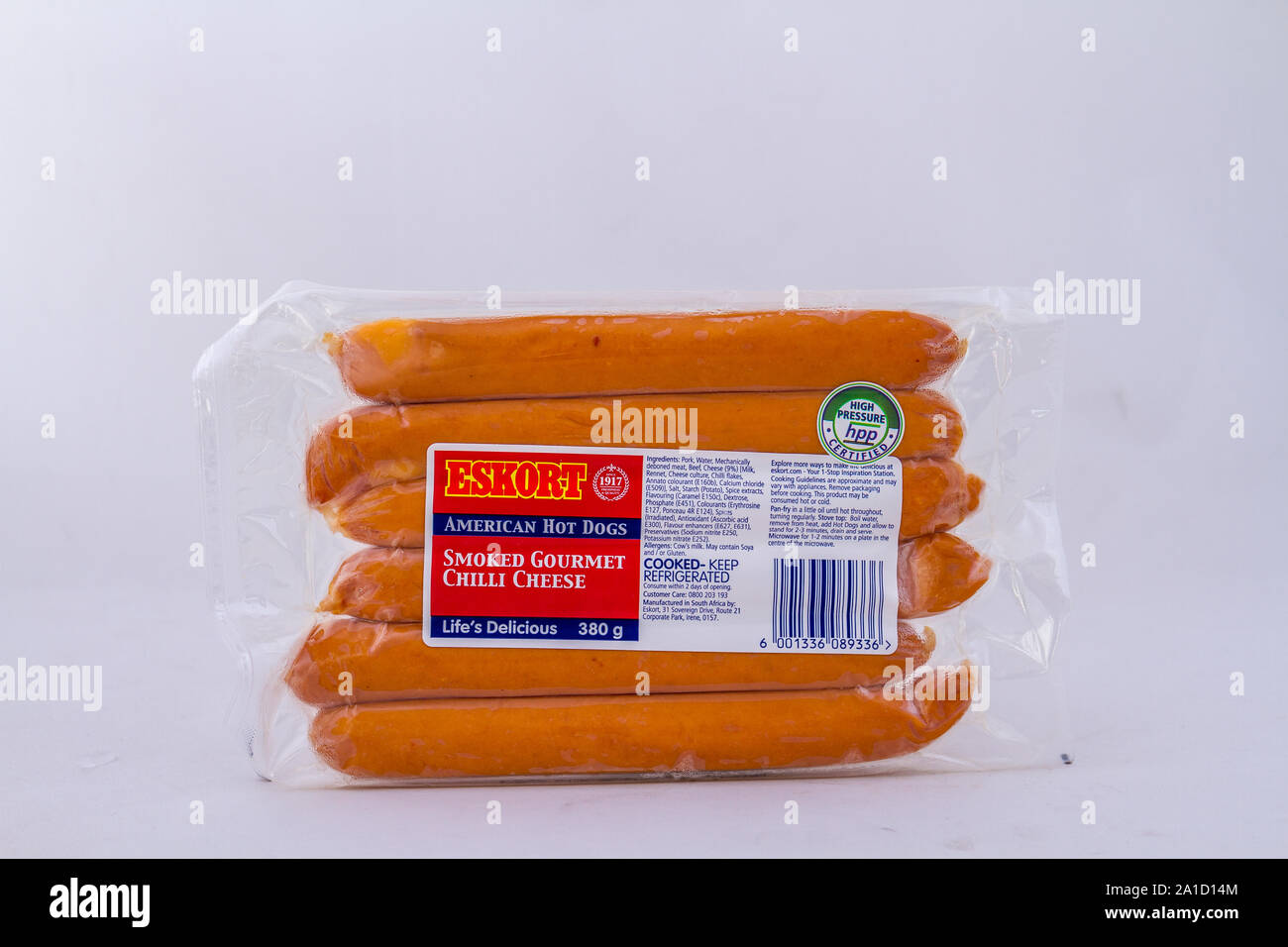 Alberton, Südafrika - ein Paket von Eskort geräuchert Gourmet chili Käse Hot Dog Würstchen auf einen klaren Hintergrund Bild mit Kopie Raum isoliert Stockfoto