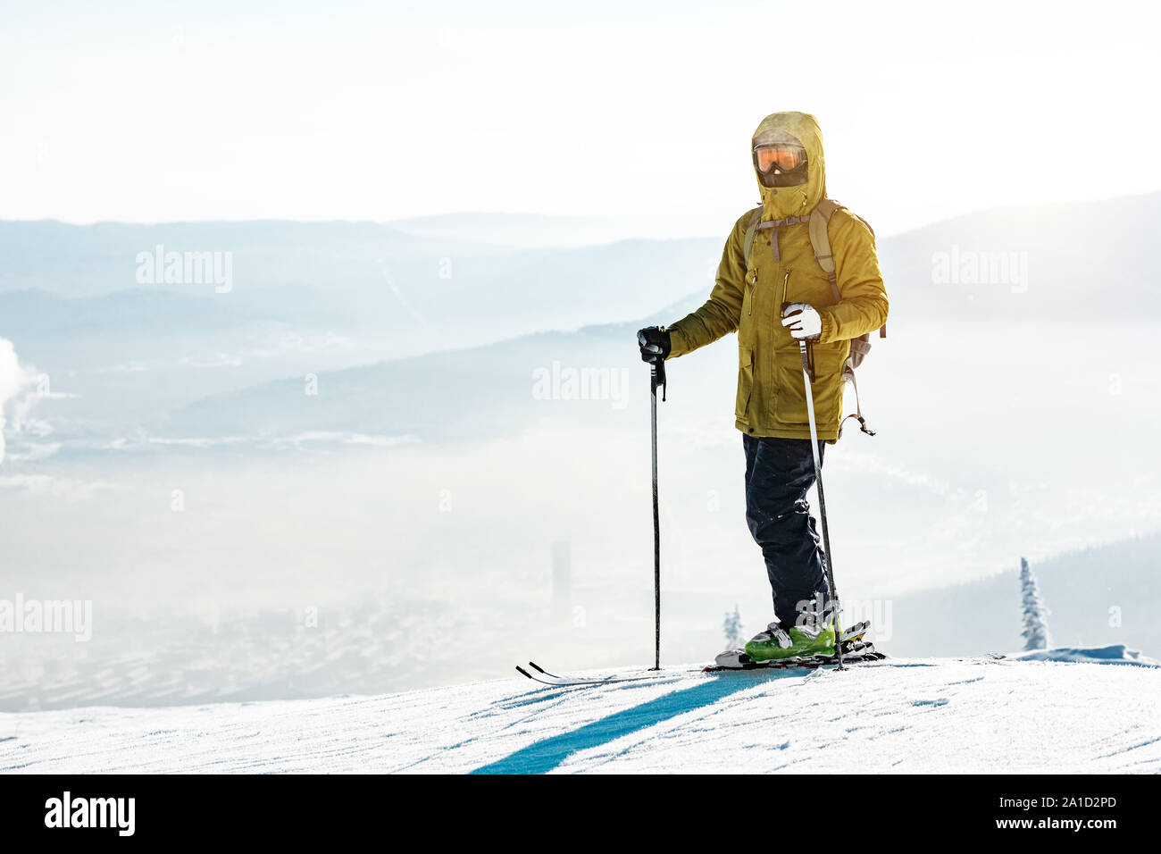 Skifahrer mit Ski auf dem Berg oben am Beginn der Steigung Stockfoto