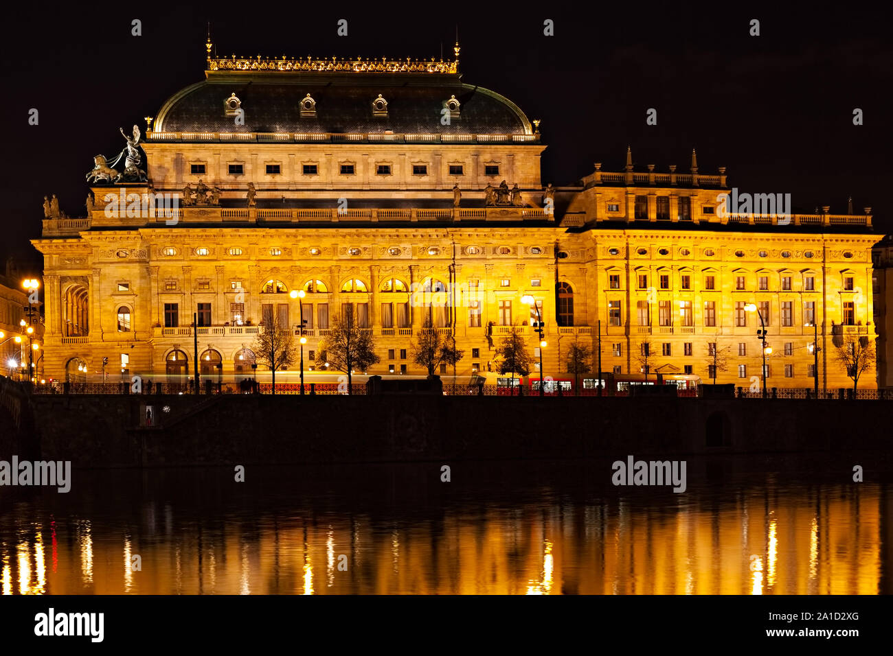 National theater Prag bei Nacht Stockfoto