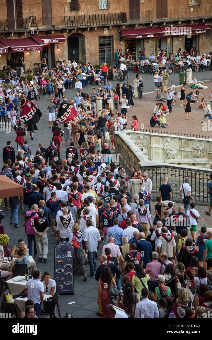 Siena, Piazza del Campo, Umzug einer Contrade Stockfoto