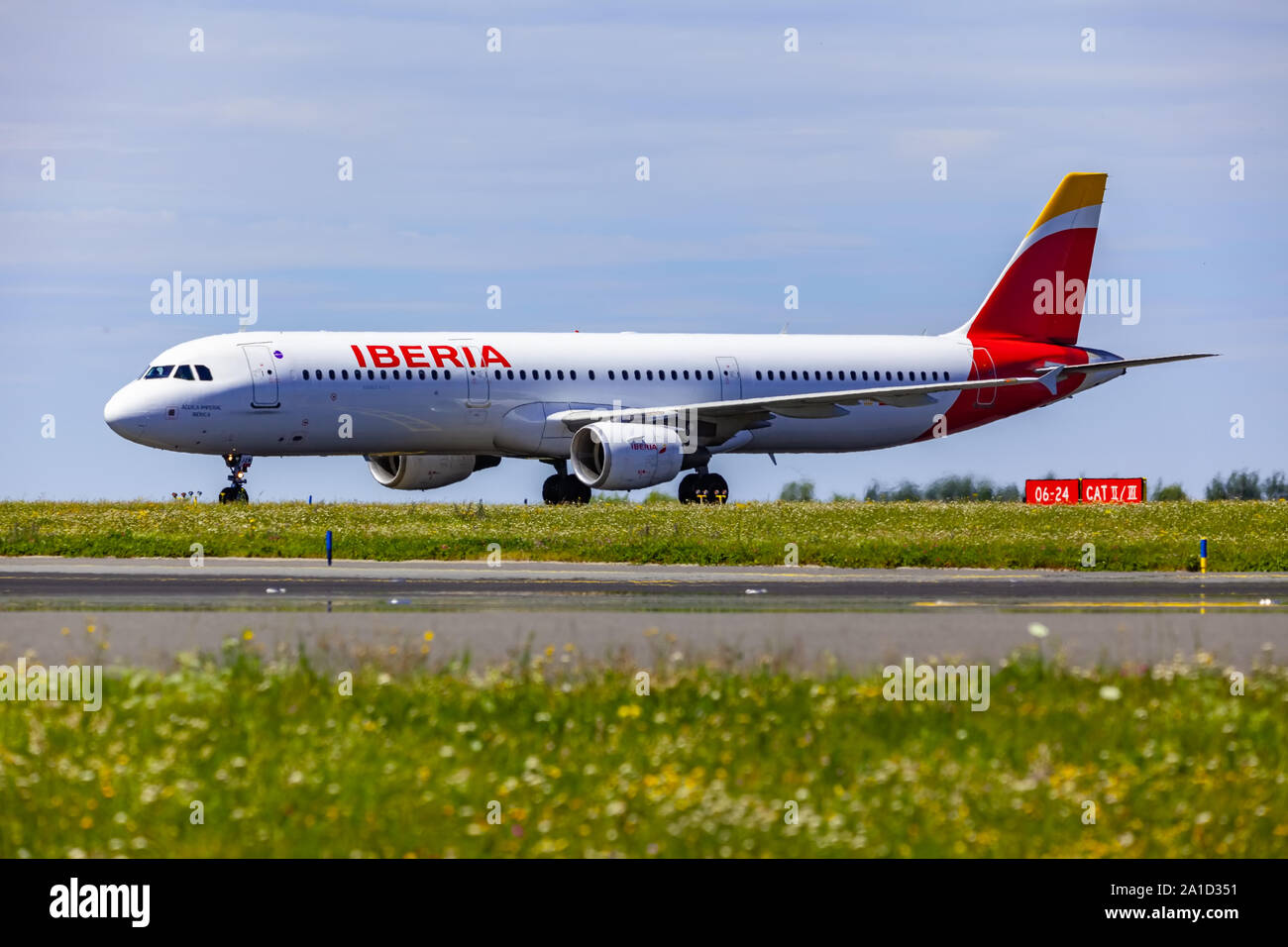 Prag, tschechische Republik - 07.07.2018: Landung und Abflug auf Vaclav Havel Flughafen, Prag, Iberia Airbus A321 rollt auf der Piste Stockfoto