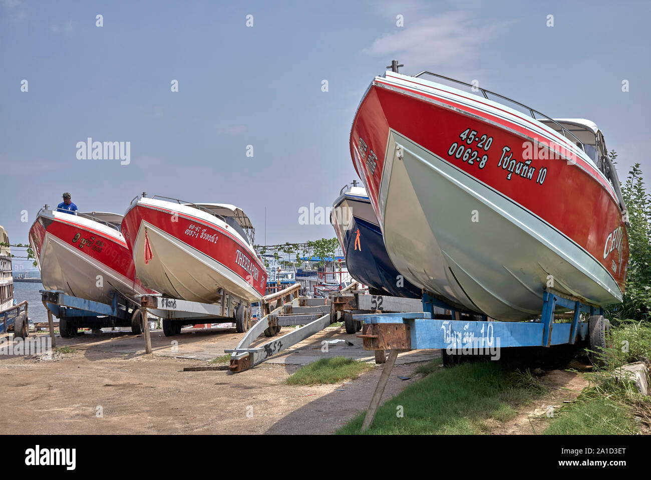 Schnellboote auf dem Trockenen Reinigung durchmachen. Thailand Touristen Boote. Südostasien Stockfoto