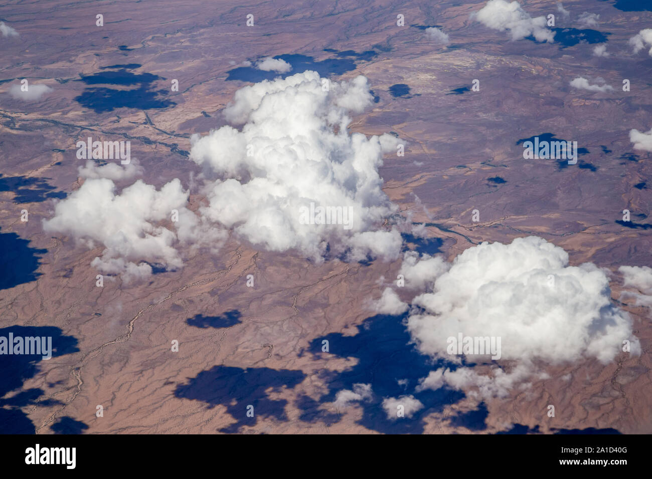 Luftaufnahme von Wolken und Wüste Stockfoto