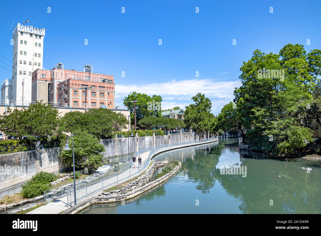 San Antonio Riverwalk ist ein beliebtes Reiseziel mit Cafes und üppigen Gärten am San Antonio River Stockfoto