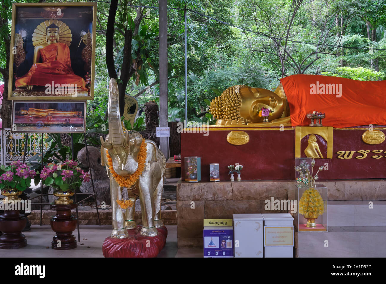 Die Gestalt eines liegenden Buddha, ein Gemälde von Buddha und andere buddhistische Symbole in Wat Sanghathan, eine Meditation Tempel in Nonthaburi, Thailand Stockfoto