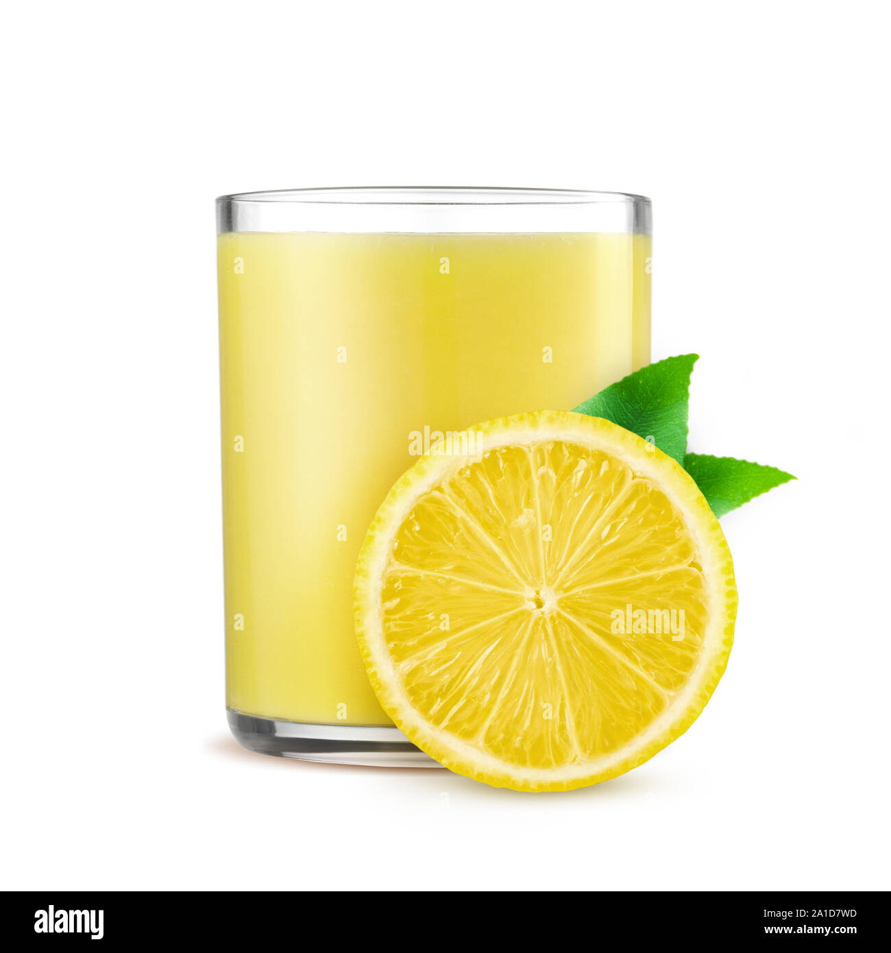 Glas frischer Zitronensaft auf weißem Hintergrund Stockfoto