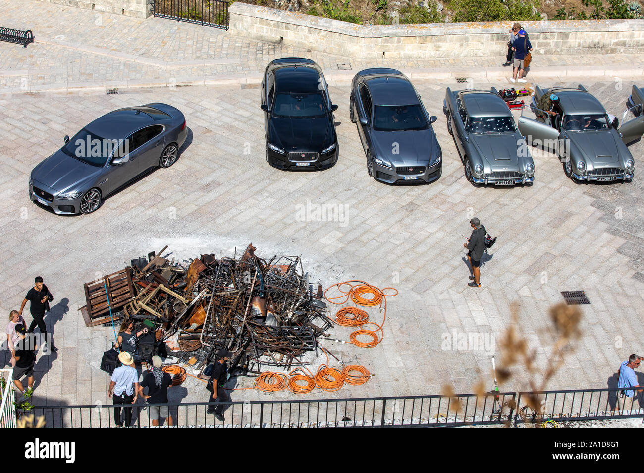 Matera, Italien - September 15, 2019: Bond 25, Aston Martin DB5 und Jaguar Cars bereit, die Szenen aus dem Film "keine Zeit" in Sassi, Matera, Italien zu sterben, um zu schießen. Stockfoto