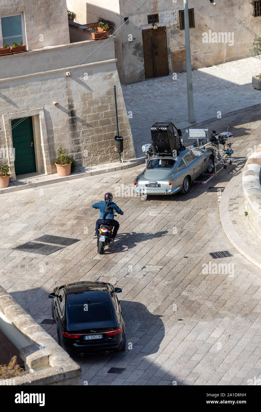 Matera, Italien - September 15, 2019: Bond 25, Aston Martin DB5, während Dreharbeiten Verfolgungsjagden durch die engen Gassen der Film "keine Zeit" in Sassi, Matera, Italien zu sterben. Stockfoto