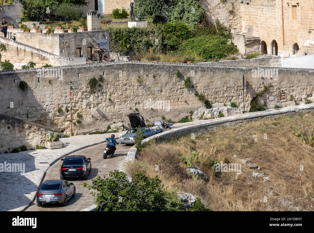 Matera, Italien - September 15, 2019: Bond 25, Aston Martin DB5, während Dreharbeiten Verfolgungsjagden durch die engen Gassen der Film "keine Zeit" in Sassi, Matera, Italien zu sterben. Stockfoto
