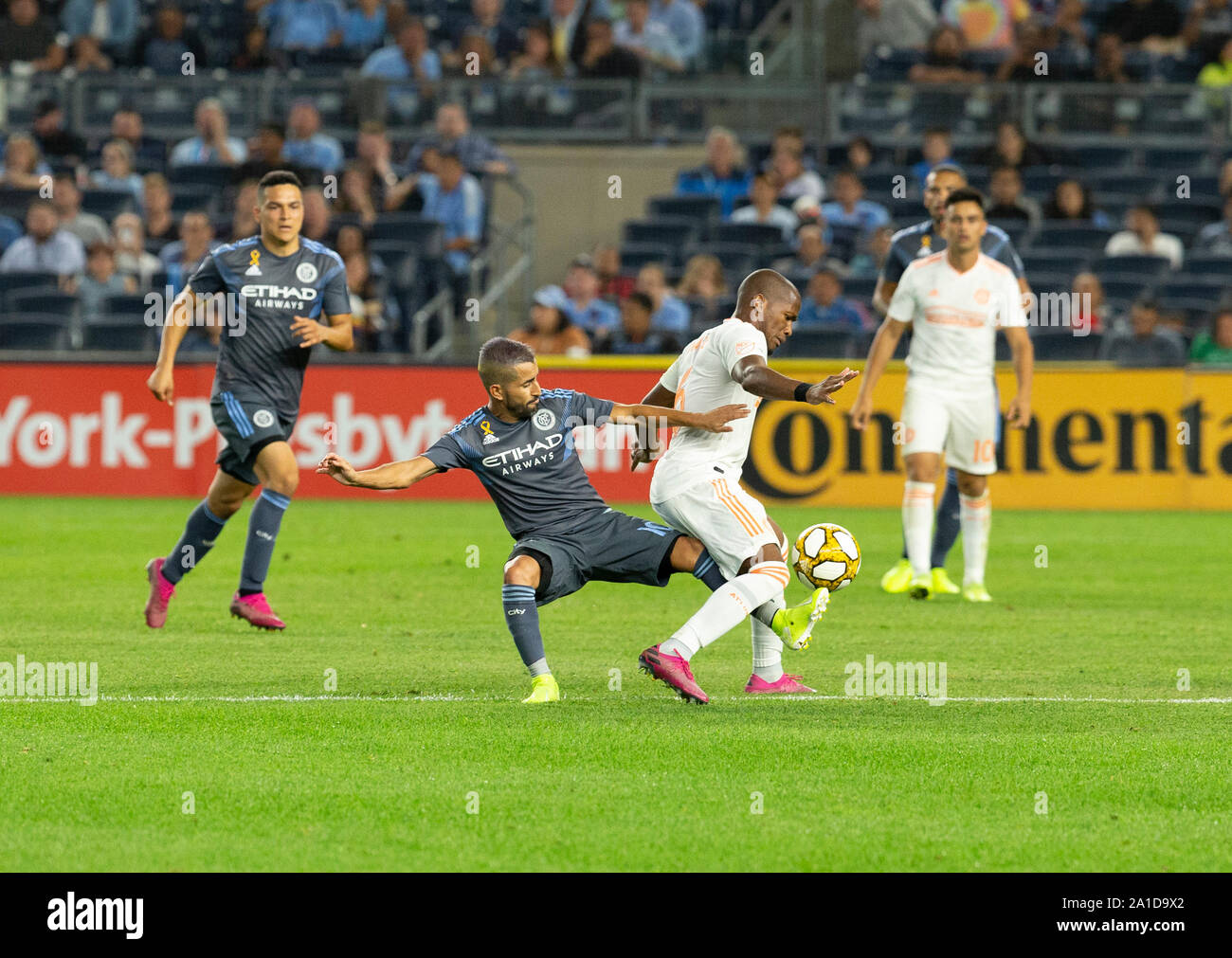 Harrison, der Vereinigten Staaten von Amerika. 25 Sep, 2019. Darlington Nagbe (6) Atlanta United FC & maximiliano Moralez (10) Der NYCFC Kampf für die Kugel während der regelmäßigen MLS Spiel im Yankee Stadium. NYCFC gewonnen 4 - 1 (Foto von Lew Radin/Pacific Press) Quelle: Pacific Press Agency/Alamy leben Nachrichten Stockfoto