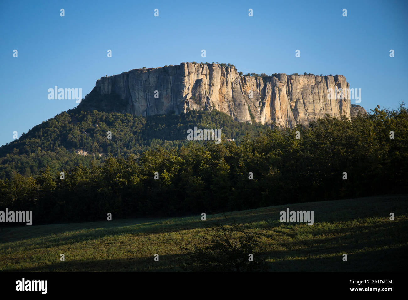 Der Stein von Bismantova, eine isolierte beeindruckend in die italienische Spur appenninen Region. Morgen sehen. Stockfoto
