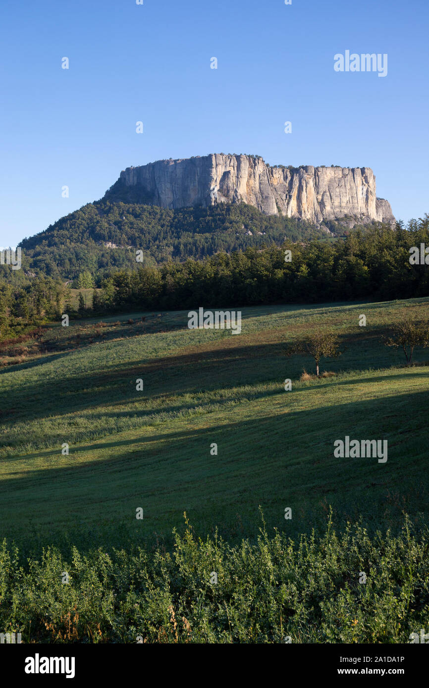 Der Stein von Bismantova, eine isolierte beeindruckend in die italienische Spur appenninen Region. Morgen sehen. Vertikale erschossen. Stockfoto