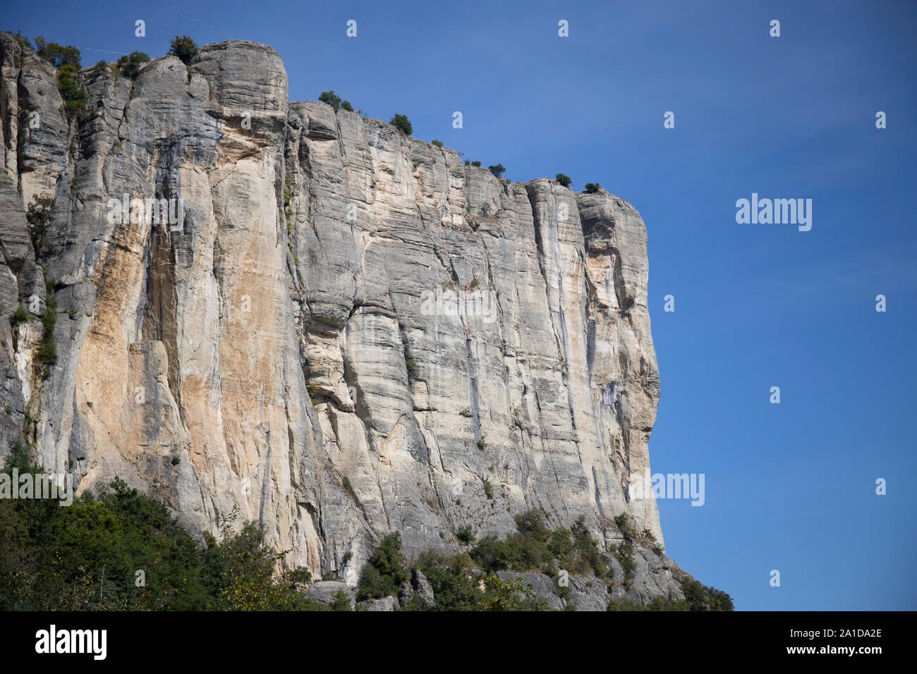 Die senkrechten Wände der Stein von Bismantova mit blauen Himmel im Hintergrund. Emilia Romagna, Italien. Stockfoto