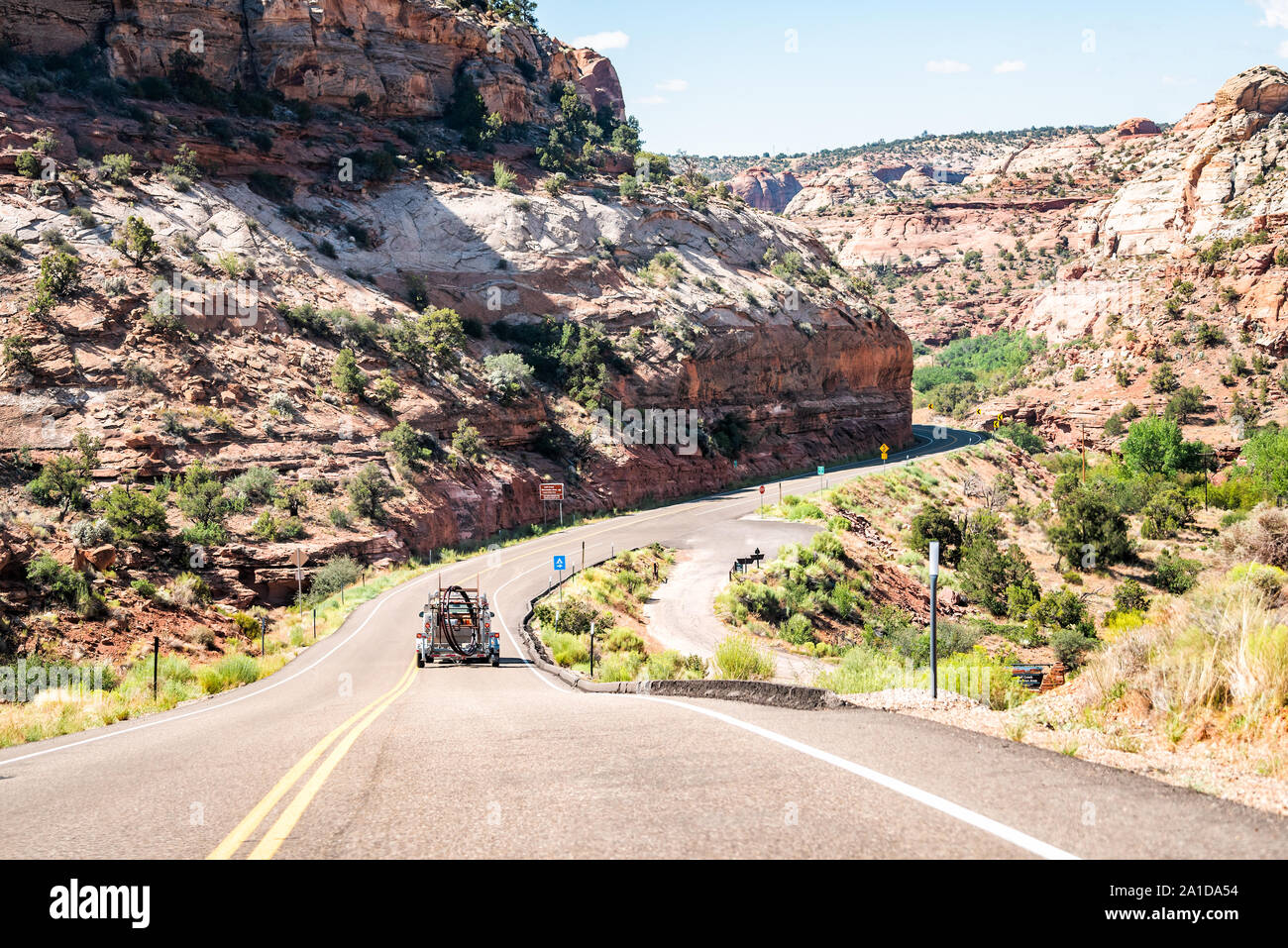 Boulder, USA - August 1, 2019: Highway 12 Scenic Road in Calf Creek Naherholungsgebiet und Grand Staircase Escalante National Monument in Utah Sommer w Stockfoto