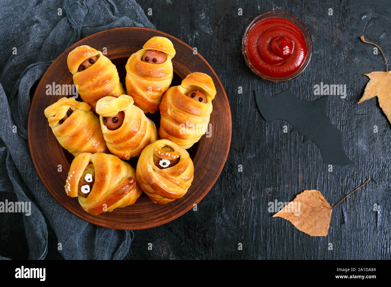 Lustige Würstchen und Koteletts Mumien im Teig mit Augen, Ketchup auf