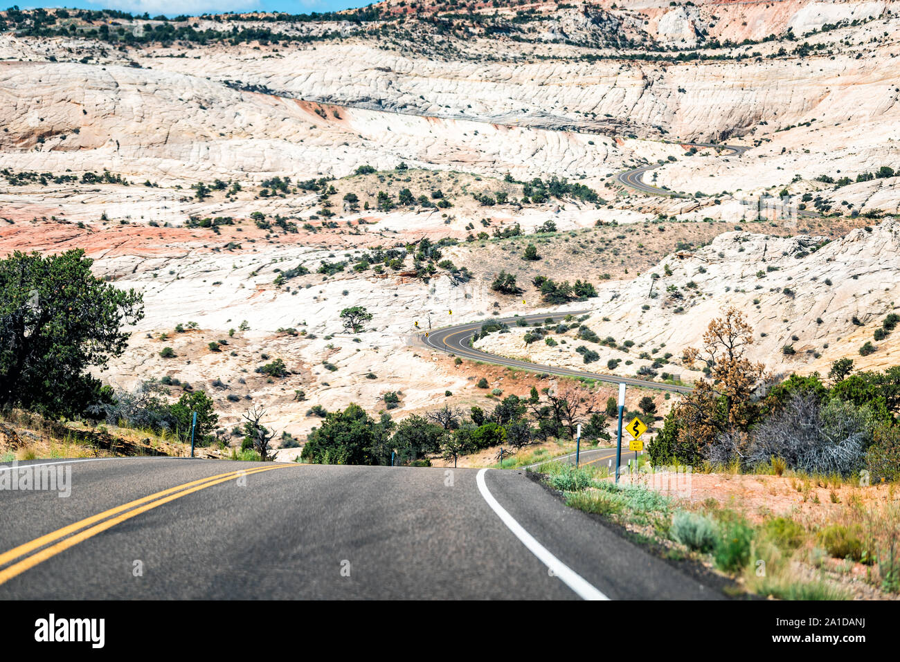 Steile dramatische Hill closeup auf Highway 12 Scenic Byway Straße in Calf Creek Naherholungsgebiet und Grand Staircase Escalante National Monument in Utah Stockfoto