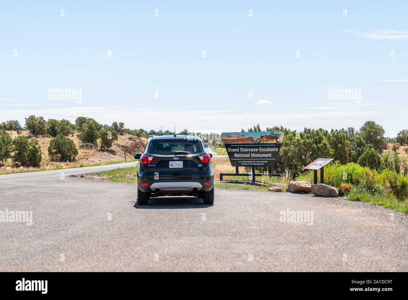 Escalante, USA - August 1, 2019: Parkplatz mit Herzlich Willkommen Schild an der Straße Highway 12 Scenic Byway im Grand Staircase-Escalante National Monument in Utah Stockfoto