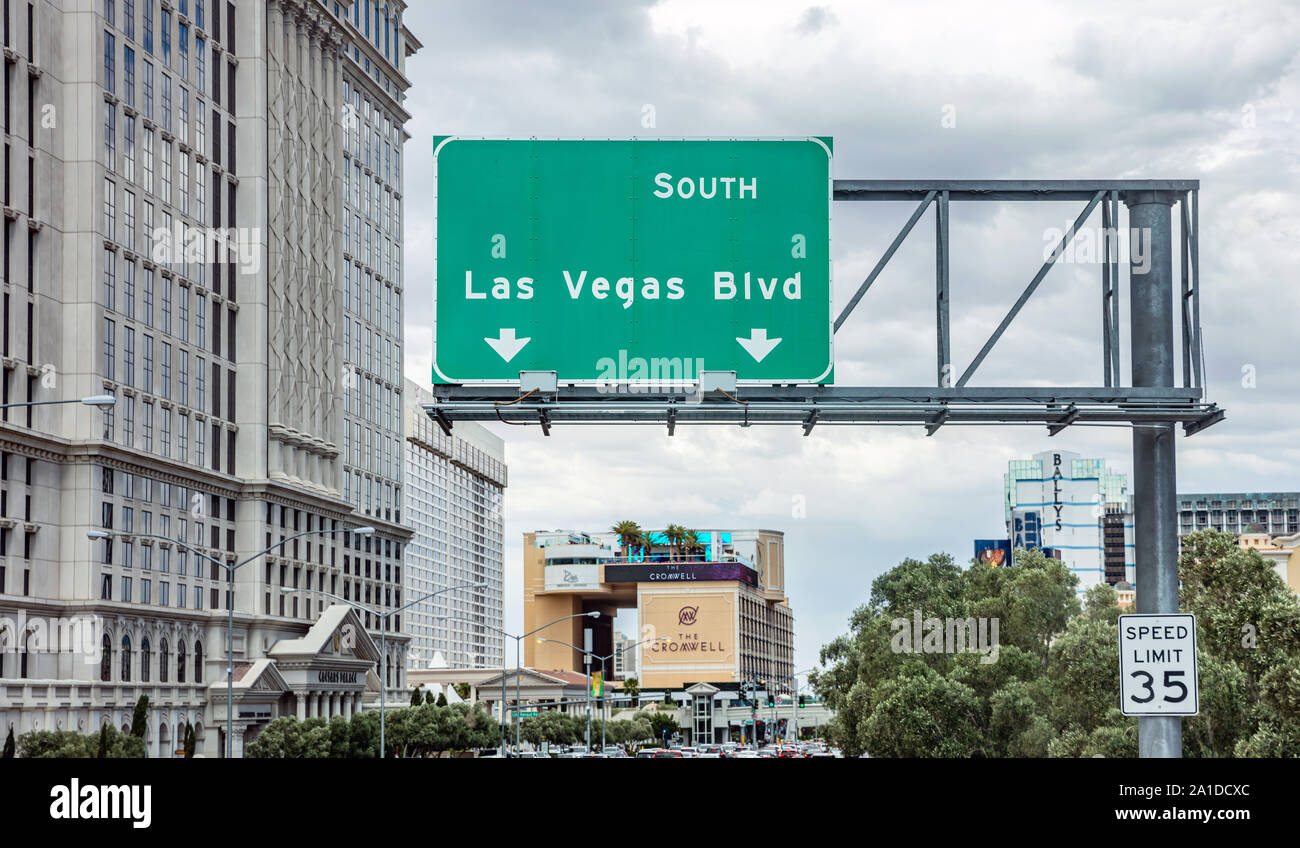 Las Vegas, Nevada, USA. Mai 27, 2019: Las Vegas Blvd Schild grün Plakat über die Straße im Zentrum der Stadt, bewölkter Himmel Stockfoto