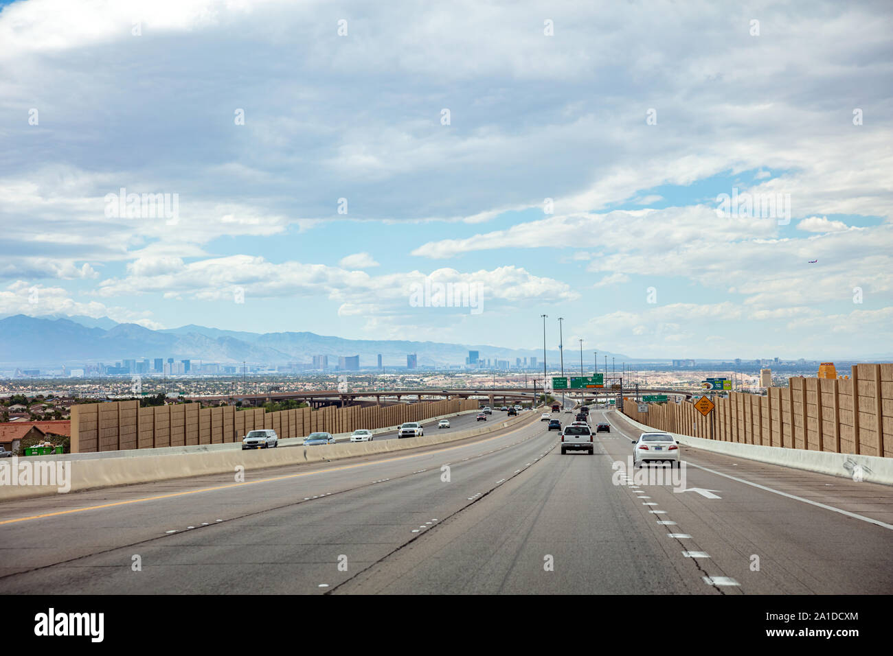 In Las Vegas, Nevada, USA. 27. Mai 2019. Autos auf der Straße fahren zu Las Vegas City, bewölkt und blauer Himmel Stockfoto