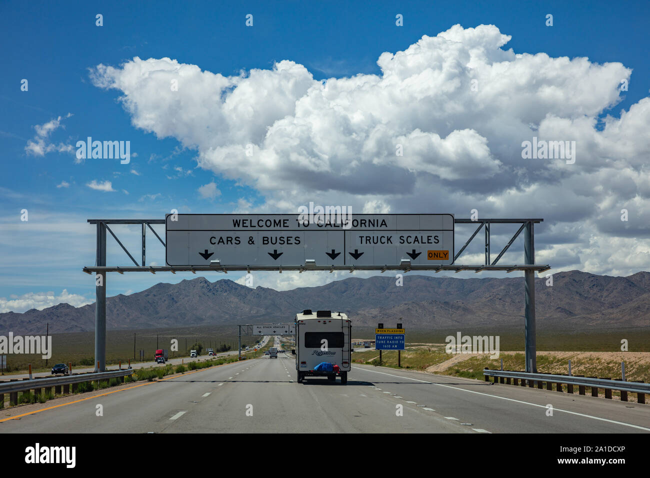 Kalifornien Highway, USA. Mai 29, 2019: Willkommen in Kalifornien Straßenschild Hinweistafel auf der Autobahn, blau bewölkter Himmel Stockfoto