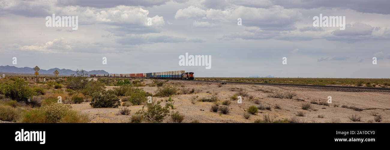 Arizona USA. 27. Mai 2019. Güterzug in der Landschaft, Wüste, Hintergrund, Panoramaaussicht, bewölkter Himmel Stockfoto