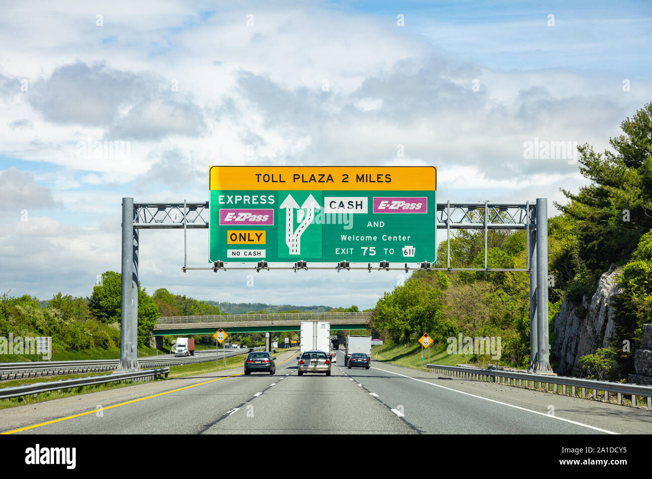 Autobahn in Pennsylvania, USA. Mai 6, 2019: Toll Plaza Informationen Verkehrszeichen Hinweistafel auf der Autobahn, bewölkter Himmel Stockfoto