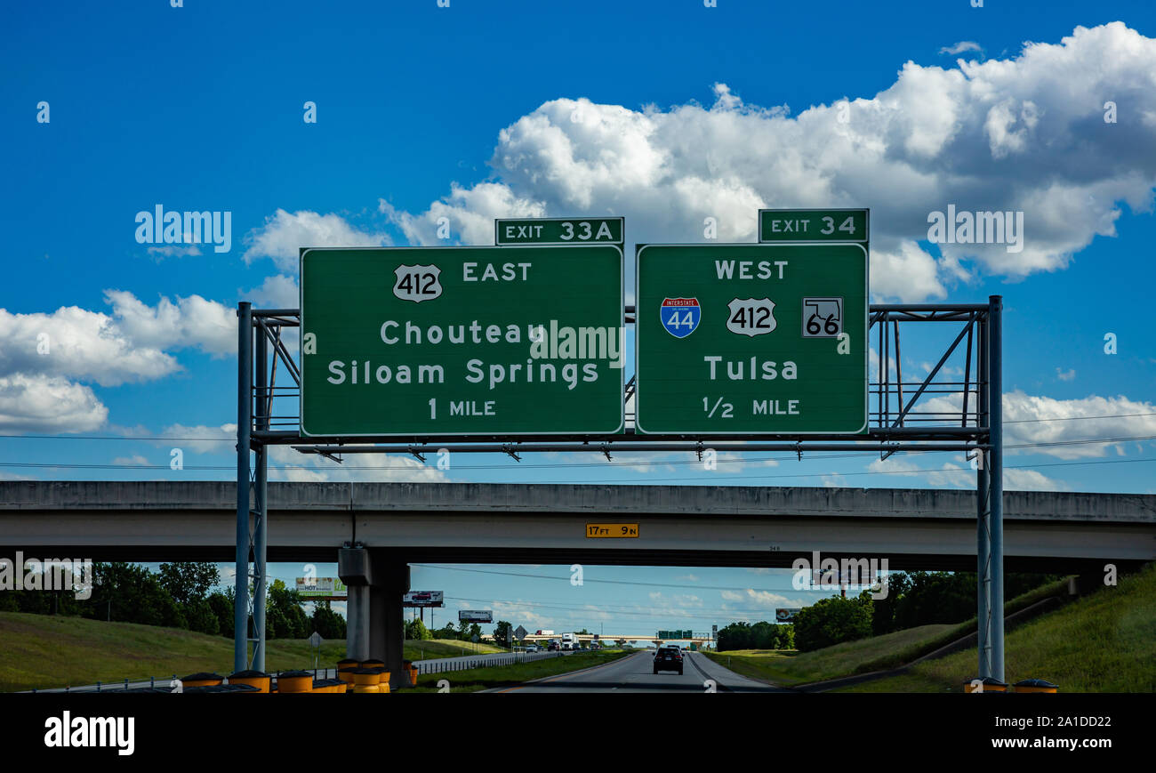 Oklahoma Highway, USA. 29. Mai 2019: Schild, informativ, grüne Hinweistafel auf der Autobahn, blau bewölkter Himmel Stockfoto
