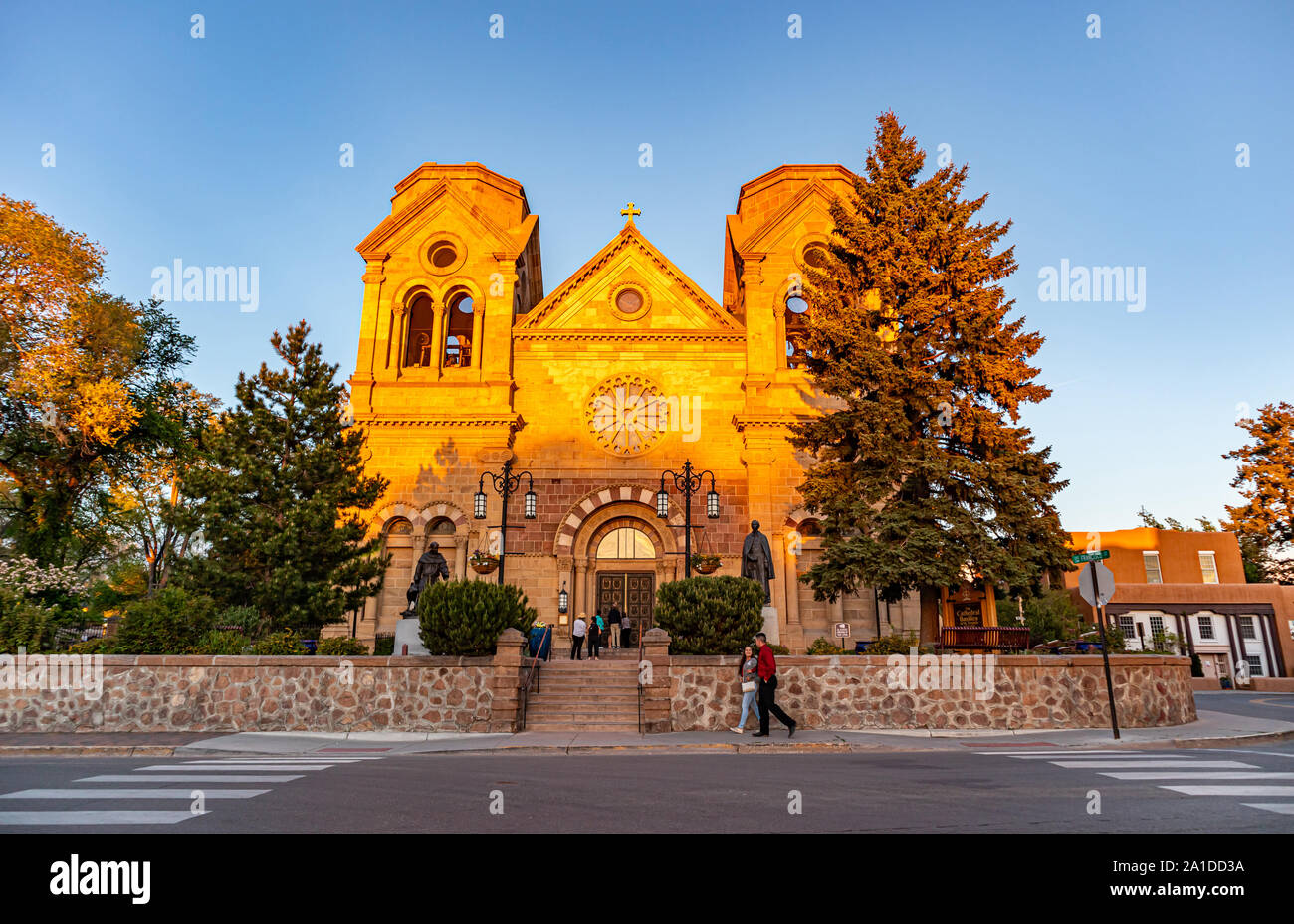 Santa Fe, New Mexico USA. 15. Mai 2019. Dom Basilika des Heiligen Franz von Assisi Santa Fe downtown, Sonnenuntergang Stockfoto