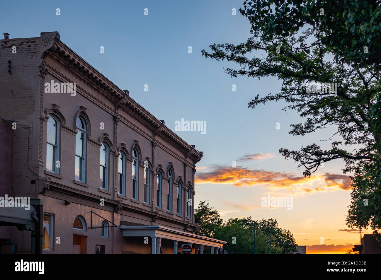 Santa Fe, New Mexico USA. 15. Mai 2019. Gebäude aus der Kolonialzeit Santa Fe downtown, Sonnenuntergang Stockfoto