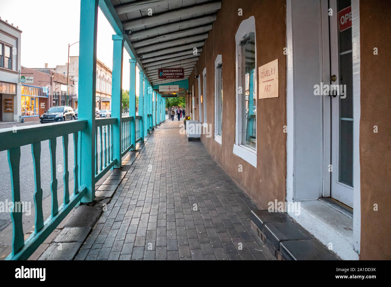 Santa Fe, New Mexico USA. 15. Mai 2019. Traditionelles Gebäude mit überdachten Gang und blaue Spalten in Santa Fe downtown, Sonnenuntergang Stockfoto