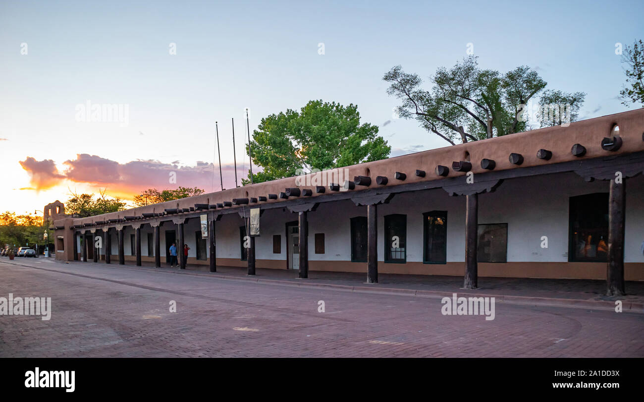 Santa Fe, New Mexico USA. 15. Mai 2019. Traditionelles Gebäude mit Gehweg in Santa Fe downtown, Sonnenuntergang Stockfoto