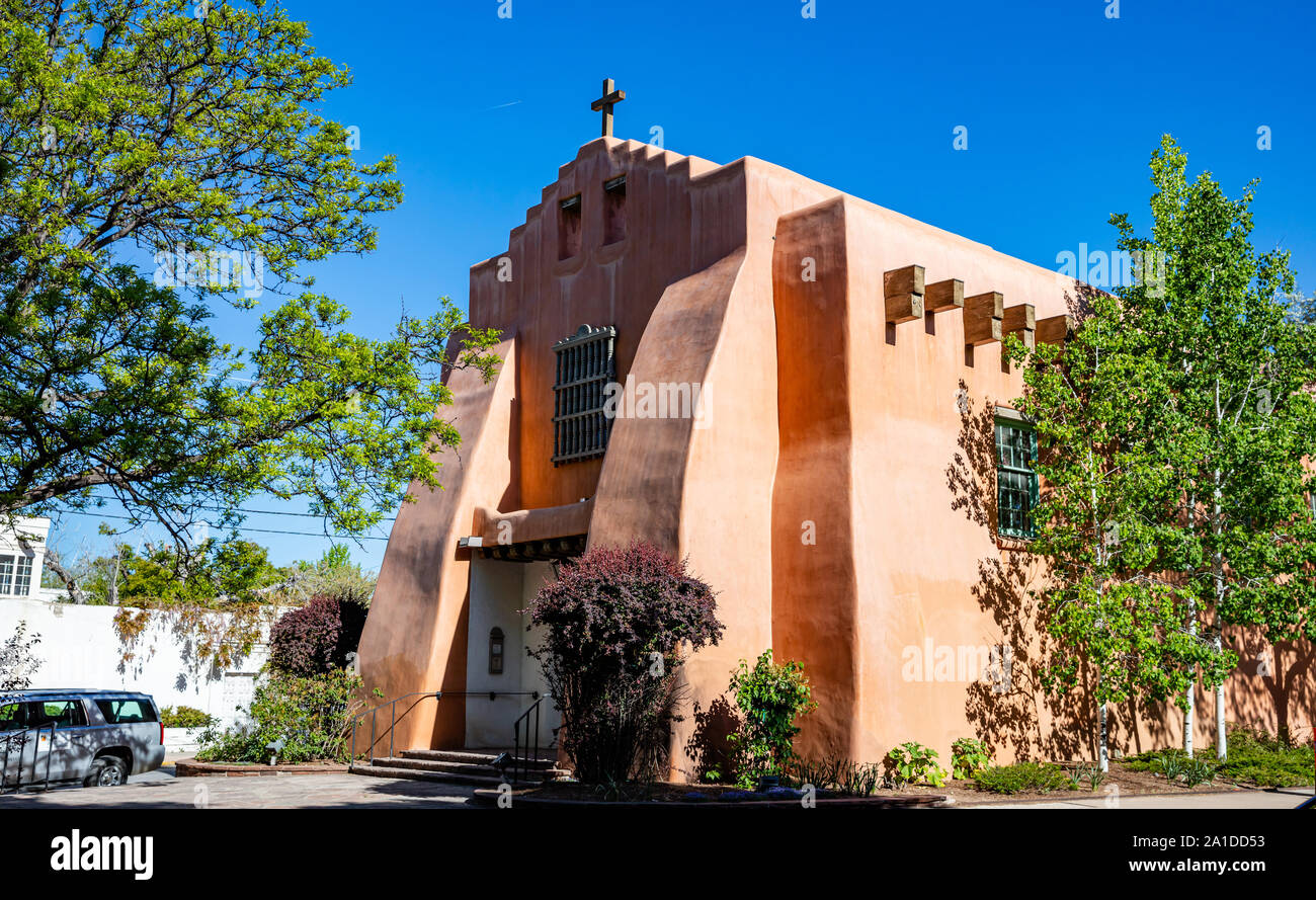 Santa Fe, New Mexico USA. 15. Mai 2019. Kirche in Santa Fe Innenstadt, sonniger Frühlingstag Stockfoto
