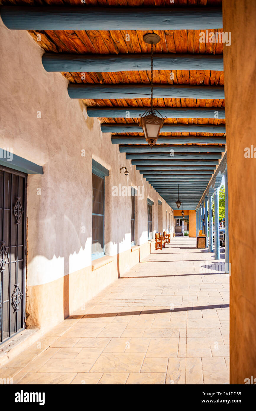 Santa Fe, New Mexico USA. 15. Mai 2019. Traditionelles Gebäude mit überdachten Gang in Santa Fe downtown, vertikal Stockfoto