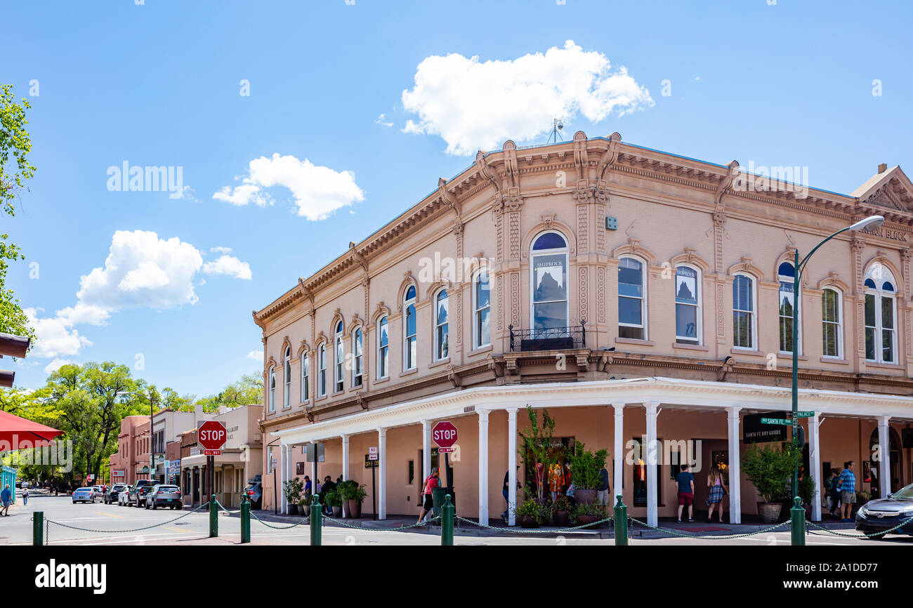 Santa Fe, New Mexico USA. 15. Mai 2019. Gebäude aus der Kolonialzeit Santa Fe Innenstadt, sonniger Frühlingstag Stockfoto