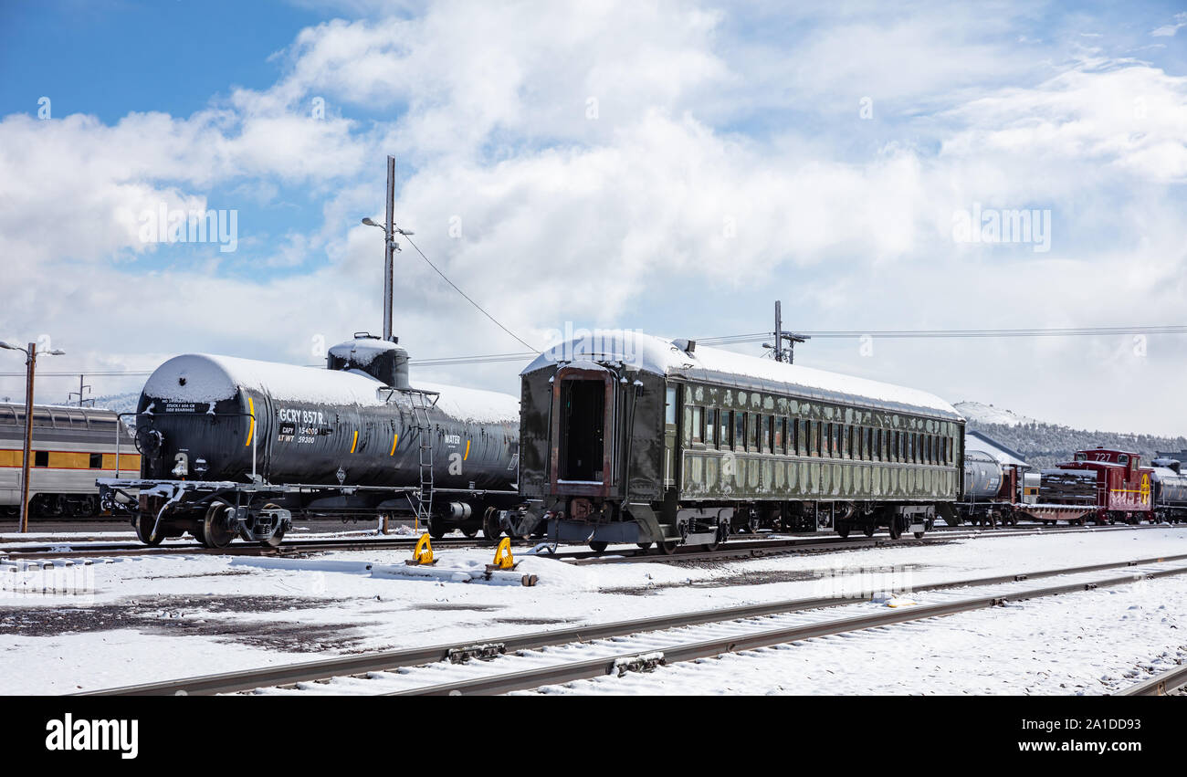 Williams Arizona USA. 23. Mai 2019. Retro historische Züge im Bahnhof. Verschneiter Tag, Titel und Wagen mit Schnee bedeckt Stockfoto